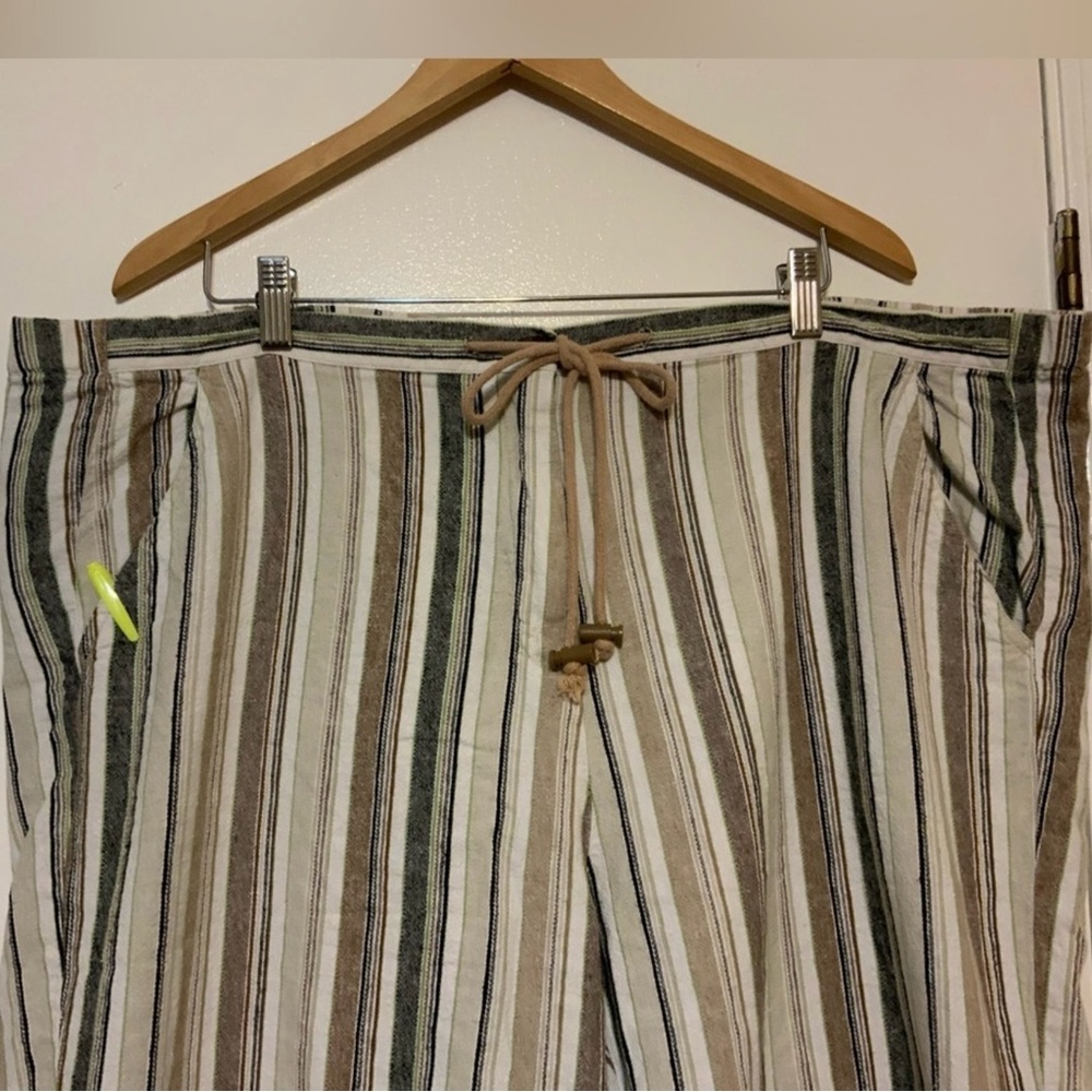 EUC Roaman's Woman Capris with Elastic Waistband - Picture 2 of 9